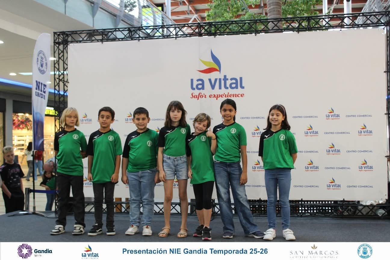 El Natació i Esports Gandia presenta a nadadores, nadadoras y técnicos