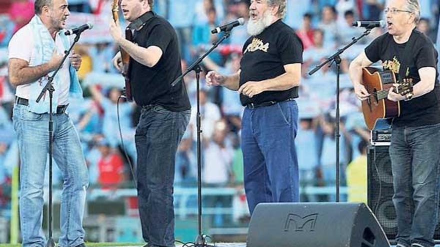 Último adiós a la voz del tradicional grupo vigués. Por su voz profunda, poblada barba, su retranca e &quot;inteligencia innata&quot; recuerdan sus amigos a &quot;Fito&quot;, o Adolfo Domínguez Otero, El que fuera calderero del naval y fundador y vocalista del mítico grupo &quot;A Roda&quot;, falleció en su casa en Vigo y será despedido hoy por sus familiares y amigos en el barrio de Teis. El cantante del fue hallado muerto en el domicilio por su hijo Alfredo -que también forma parte de A Roda- solo unos días después del fallecimiento de su compañera Filomena Dourado. Fuentes próximas a la familia apuntaron a un fallo cardíaco como causa de la muerte.
Jesús de Arcos