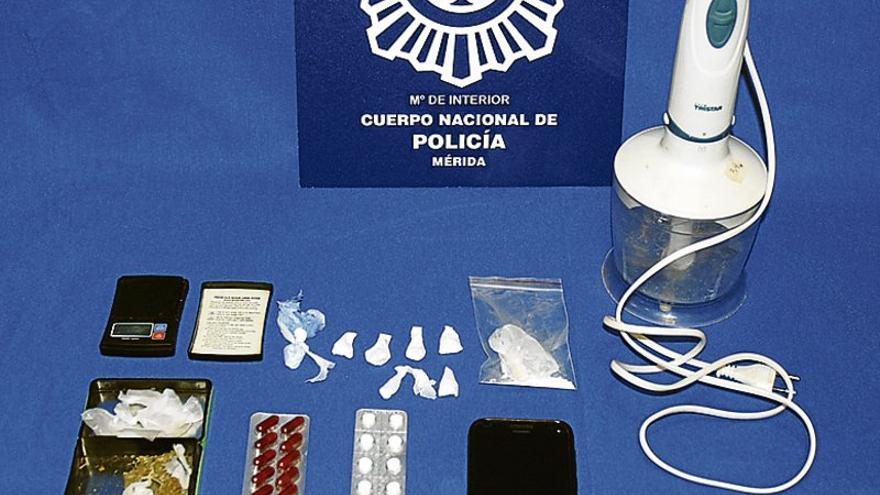 Detenido por tráfico de drogas cuando manipulaba papelinas