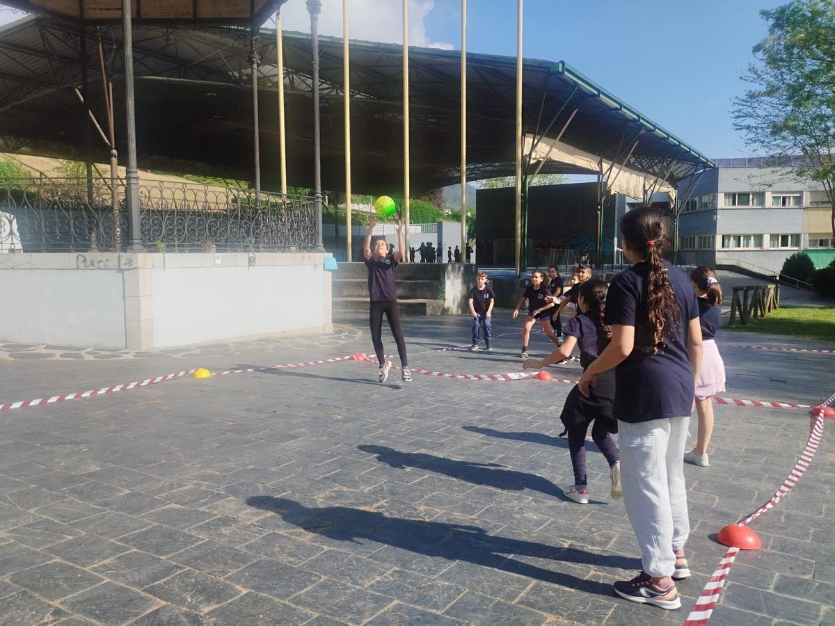 Así fue la jornada de Educación Física en la Calle del colegio Bernardo Gurdiel de Grado