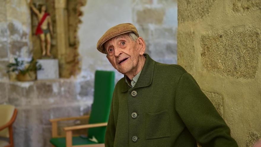 De Jarandilla a la guerra, el ejército, la Guardia Civil y Plasencia: la longeva vida de José Luis Encinar, que acaba de cumplir 106 años