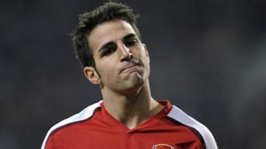 Cesc Fábregas no tiene fácil quitarse la camiseta del Arsenal.