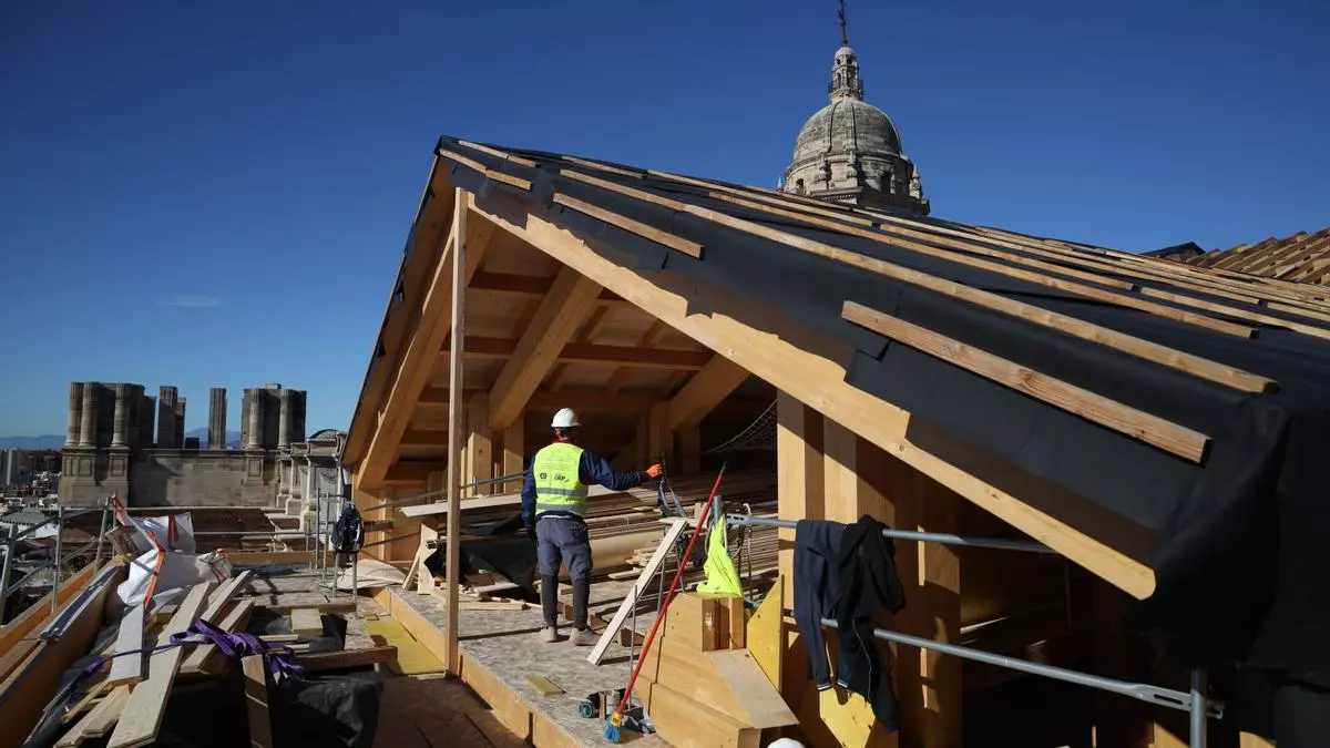 La obra del nuevo tejado de la Catedral de Málaga se acerca al ecuador y ya tiene fecha para su final: 2027