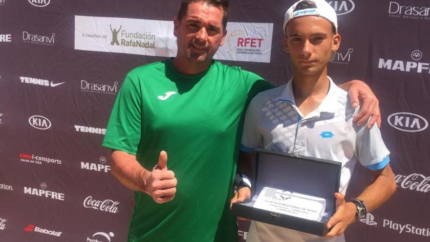 Marcos Navarro junto a su entrenador Enrique Galán.