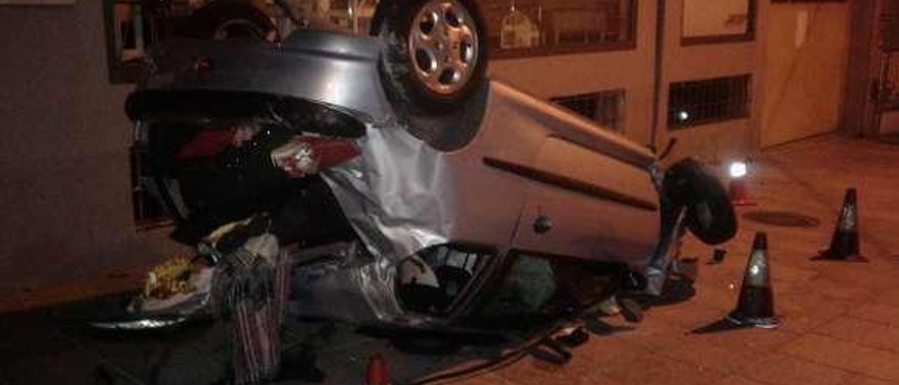 El Peugeot 206 accidentado de madrugada en Cangas. //