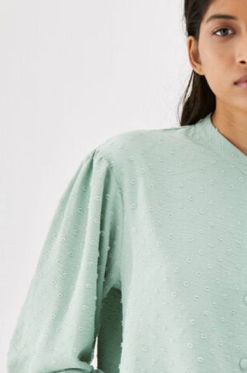 Camisa con tejido en textura y cuello mao