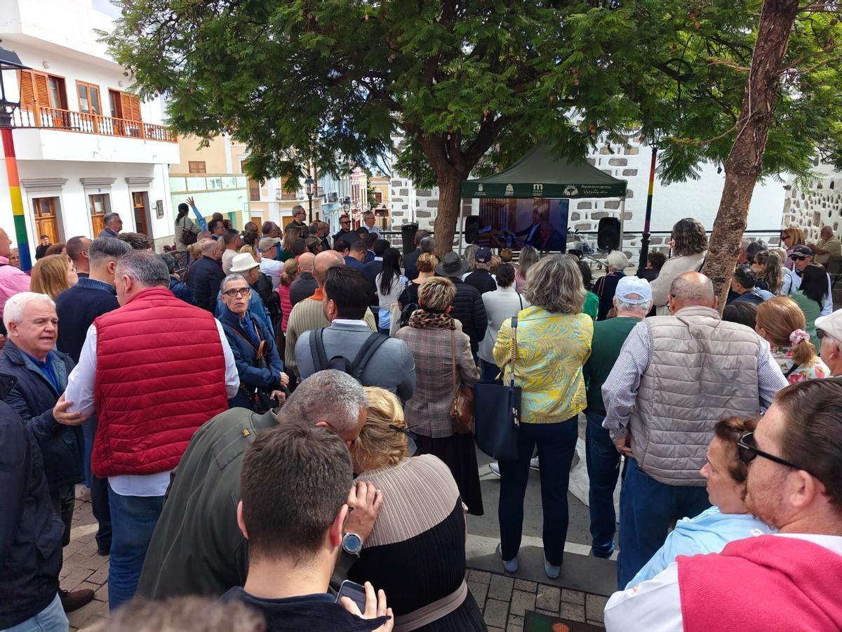 Decenas de personas abarrotan la plaza de El Pilar de Valsequillo