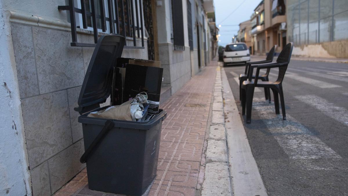 Cubos de basura para la recogida puerta a puerta en Alcàntera del Xúquer.