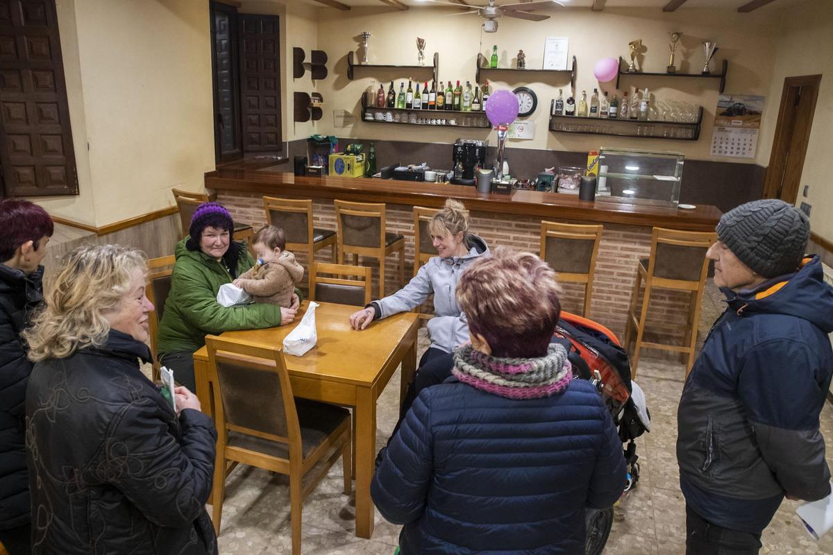 Varios vecinos de Arenillas, en Soria, departen en el bar del pueblo.