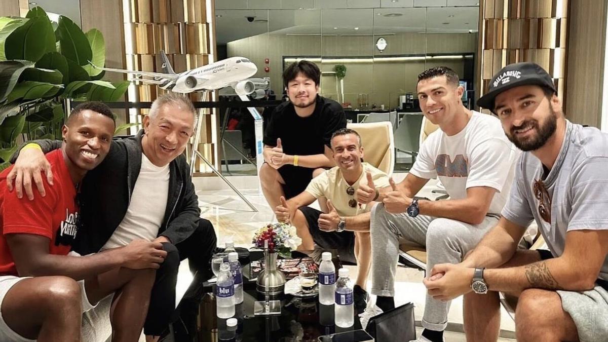 Peter Lim, Kiat Lim, Cristiano Ronaldo y el resto de amigos.