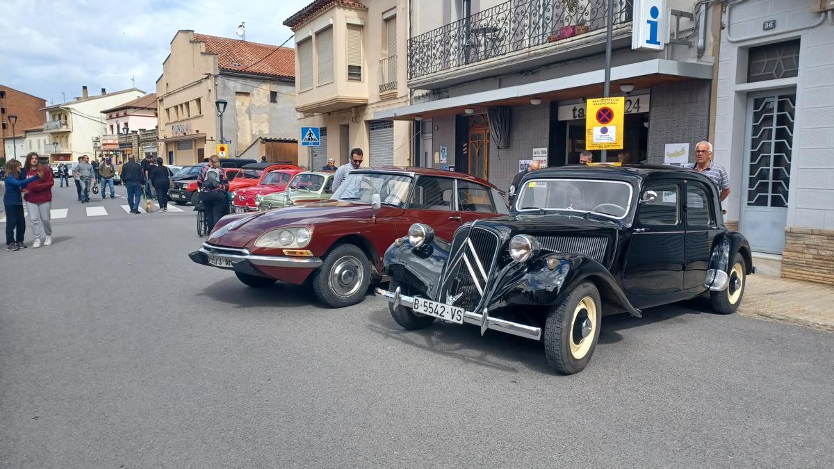 Trobada de cotxes clàssics a Casserres, el 2022