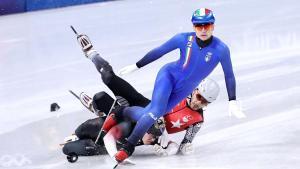 MILAN (Italy), 16/02/2026.- Furkan Akar of Turkey and Reinis Berzins (bottom) of Latvia fall next to Pietro Sighel (front) of Italy in the Mens 500m heats of the Short Track Speed Skating competitions at the Milano Cortina 2026 Winter Olympic Games, in Milan, Italy, 16 February 2026. (Italia, Letonia, Turquía) EFE/EPA/TERESA SUAREZ