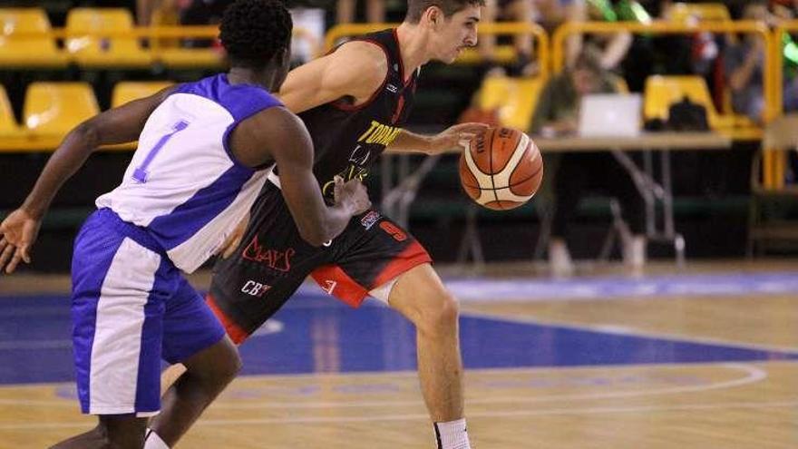 Una acción del partido jugado en la tarde de ayer en el Pabellón Wurzburg de Salamanca.