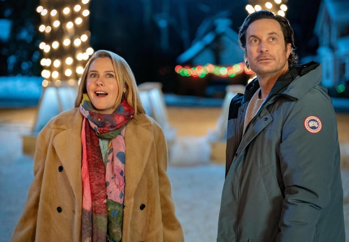 Alicia Silverstone y Person Fodé en 'Una Navidad ex-cepcional', de Netflix