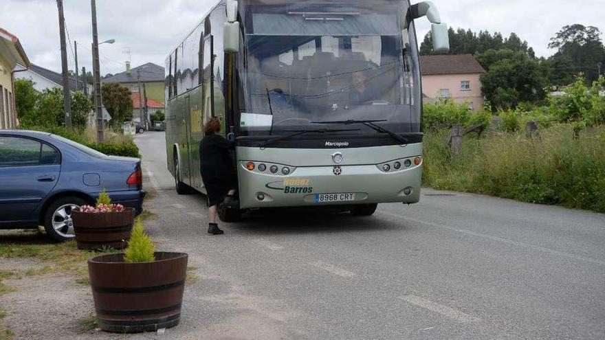 Una parada de un autobús en el rural de O Salnés. // Noé Parga