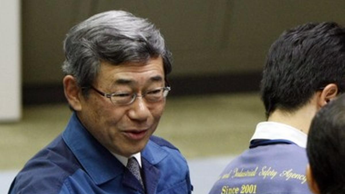 El presidente de Tepco, Masataka Shimizum, durante una visita a una central nuclear, en mayo del 2009, en Kashiwazaki.