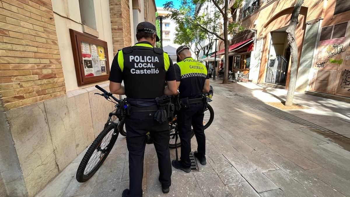 Dos agentes de la unidad ciclista de la Policía Local de Castelló en imagen de archivo.