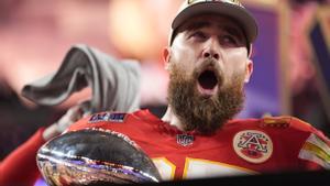 Travis Kelce celebra la victoria de los Kansas City Chiefs en la Super Bowl