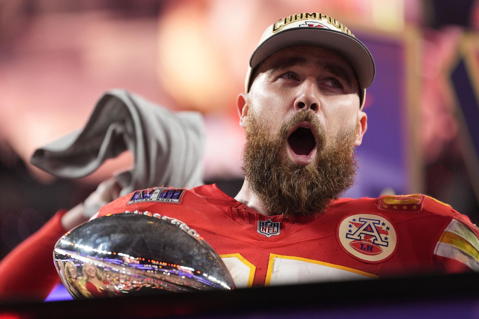 Travis Kelce celebra la victoria de los Kansas City Chiefs en la Super Bowl