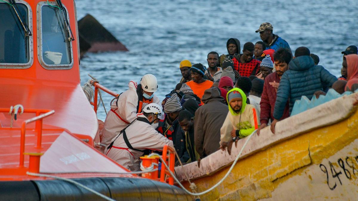 Salvamento Marítimo rescata a 156 personas inmigrantes que viajaban en un cayuco en aguas cercanas a El Hierro, el 16 de diciembre de 2023.
