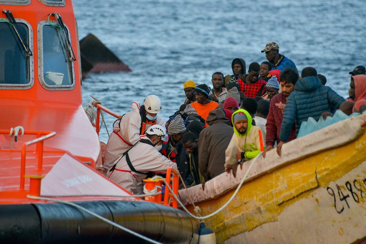 Salvamento Marítimo rescata a 156 personas inmigrantes que viajaban en un cayuco en aguas cercanas a El Hierro.