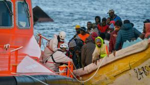 Salvamento Marítimo rescata a 156 personas inmigrantes que viajaban en un cayuco en aguas cercanas a El Hierro.