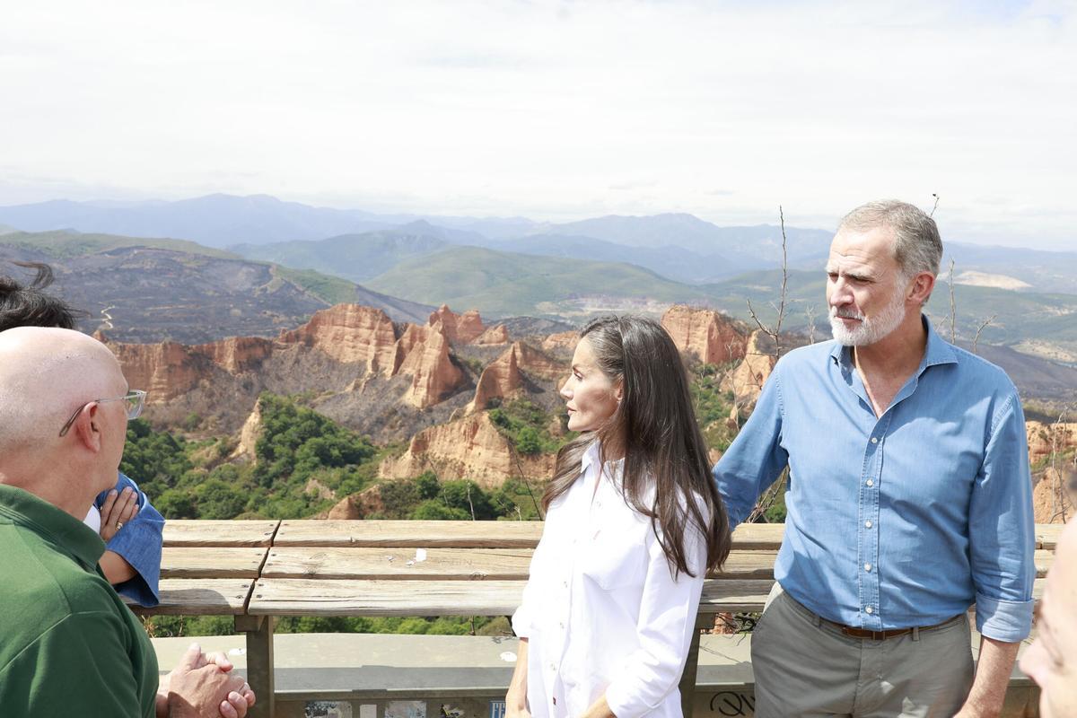 Felipe VI y doña Letizia conocen las zonas incendiadas en Zamora y León