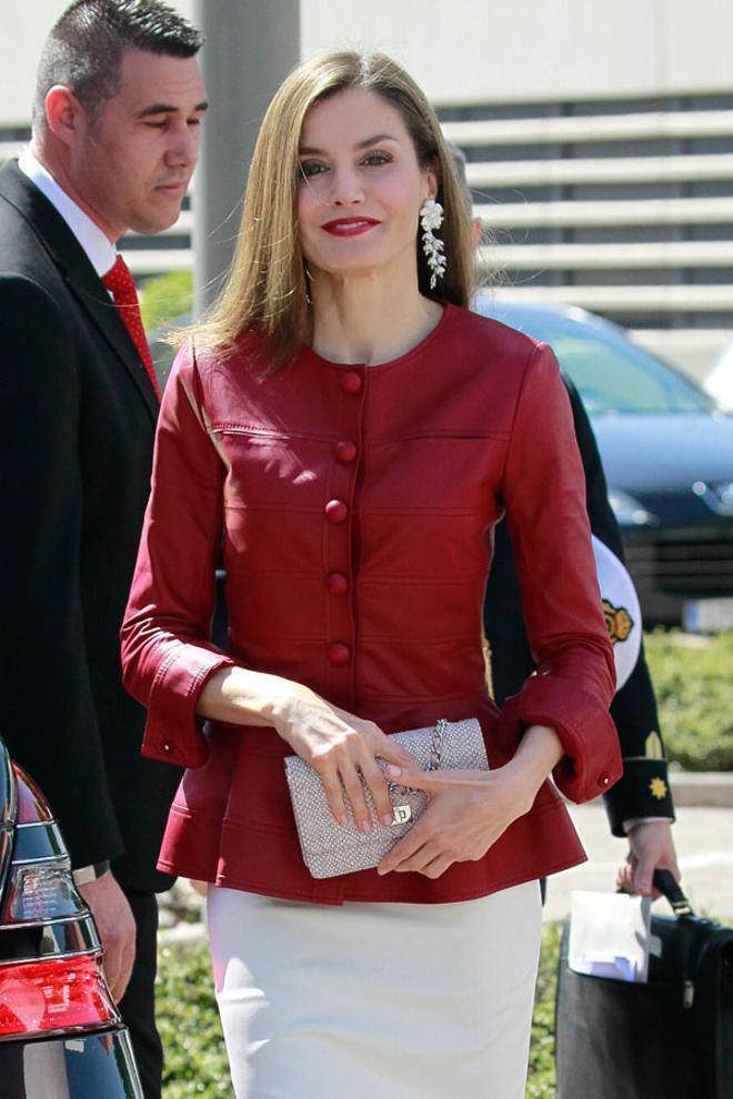 El look de Letizia Ortiz con cuerpo de cuero rojo y bolso con cadena