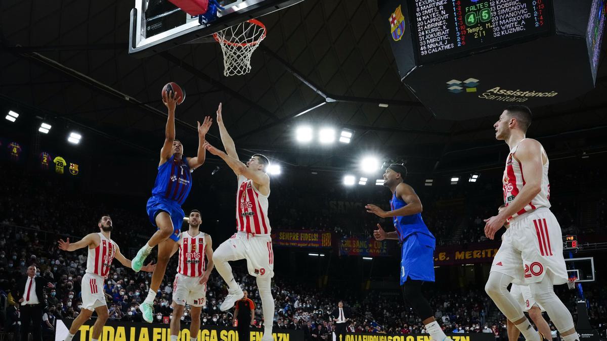 Dante Exum penetra a canasta en una acción del partido.