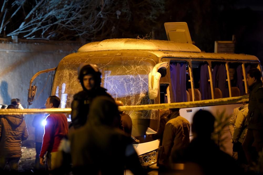 Las fotos del bus tras la explosión en El Cairo.