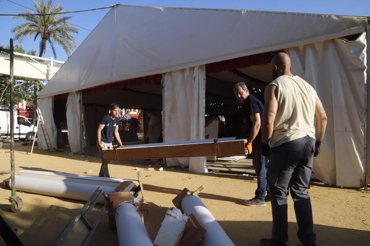 El desmontaje de la Feria 2026, en imágenes El desmontaje de la Feria 2026, en imágenes