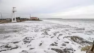 El fuerte oleaje se come la playa de El Pinet, en Elche, y aviva la tensión vecinal
