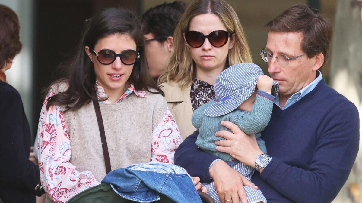 José Luis Martínez-Almeida y Teresa Urquijo con su hijo Lucas en el Longines Global Champions Tour 2026 que se celebra en el en el Club de Campo Villa de Madrid.