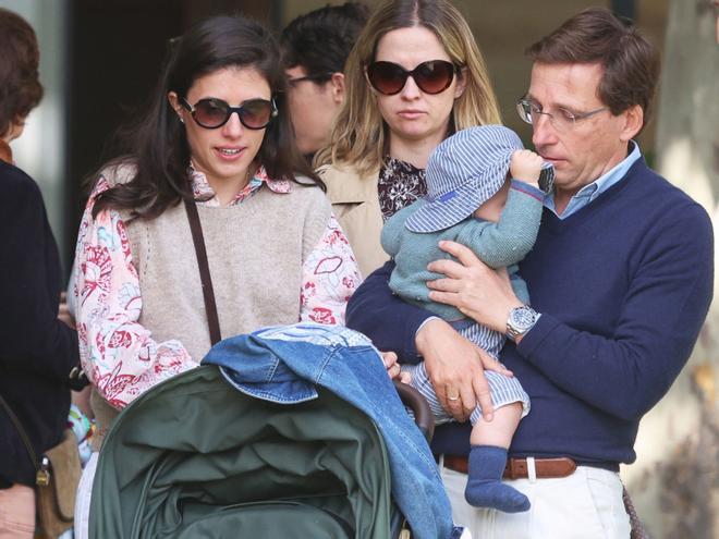 El alcalde de Madrid y Teresa Urquijo disfrutan en familia del torneo hípico con su bebé Lucas