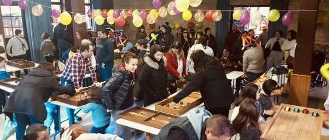 Juegos populares en la casa de cultura, en la fiesta de 2018. // Muñiz