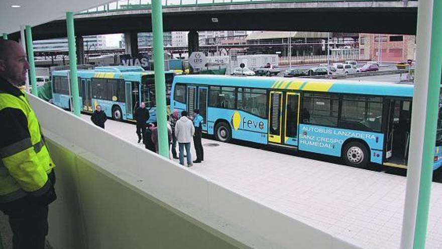 Los dos autobuses lanzadera de Feve, esperando pasajeros junto a la estación de Sanz Crespo.