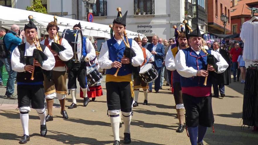 La Banda de Gaites &quot;Villa y Condáu de Noreña&quot; animó la jornada con su música y folclore.