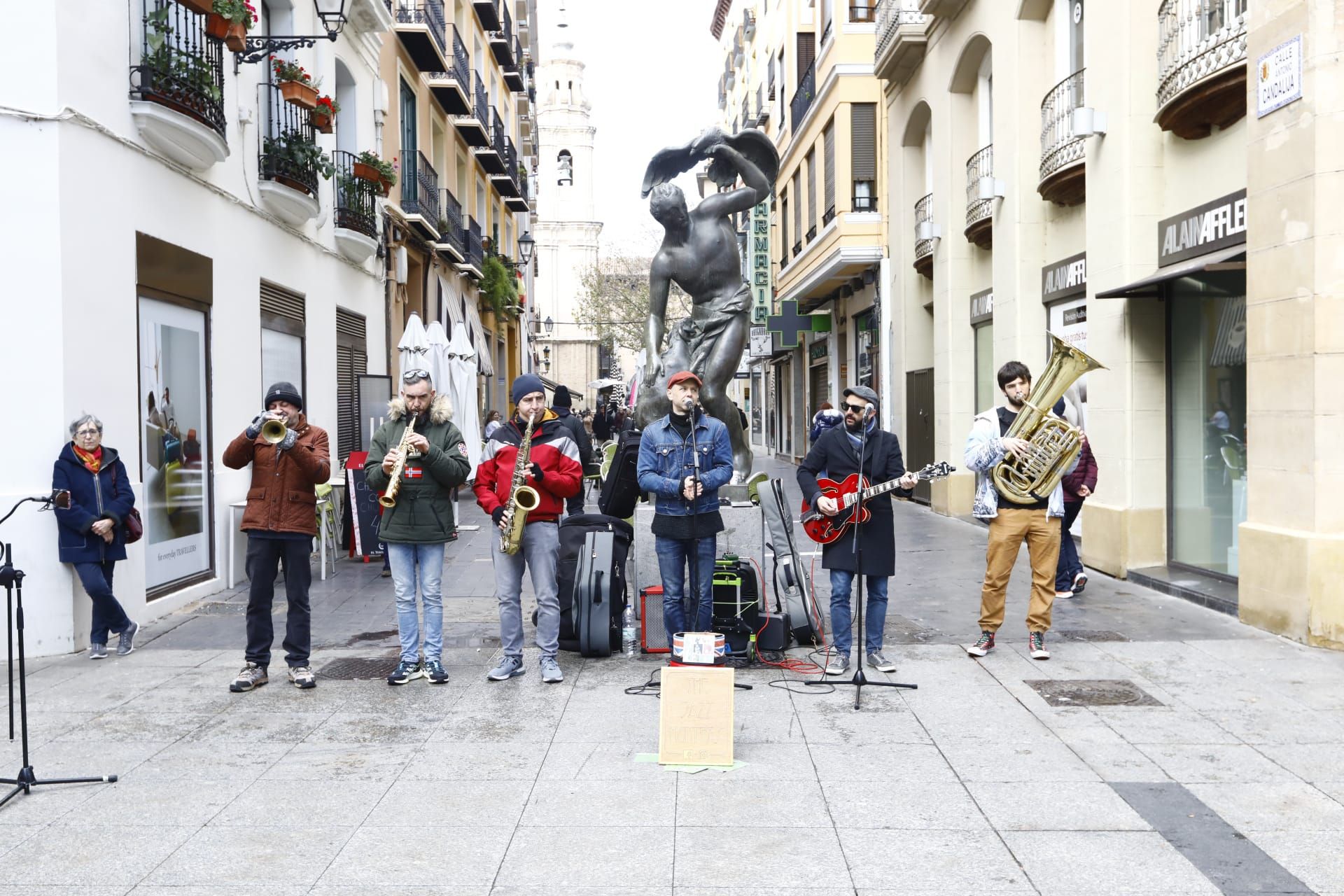 El ambiente festivo se apodera de Zaragoza en San Valero