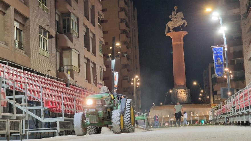 800 toneladas de arena y grava para que corran las cuadrigas y sigas en Lorca