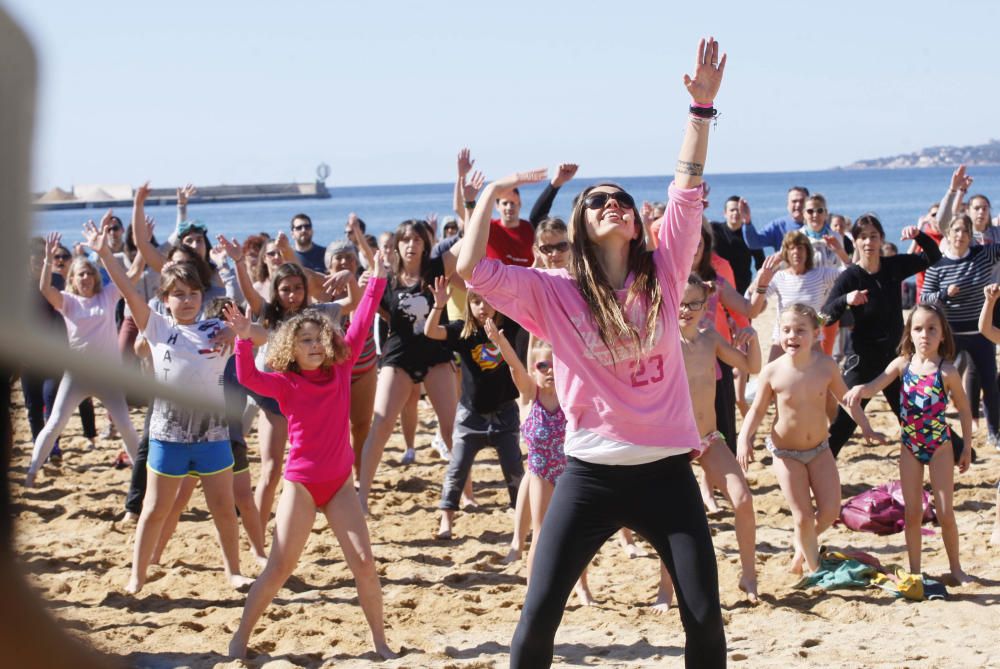 El primer bany de l''any congrega centenars de persones a Palamós