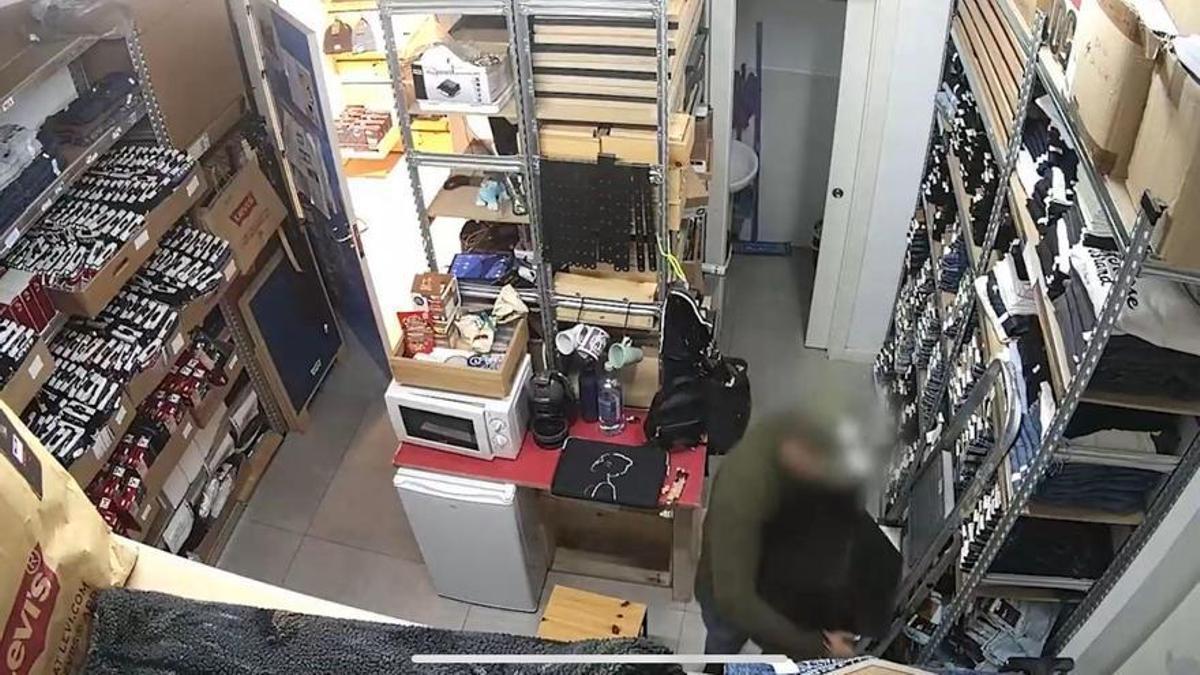 Cámaras de seguridad que captaron a uno de los detenidos realizando un robo