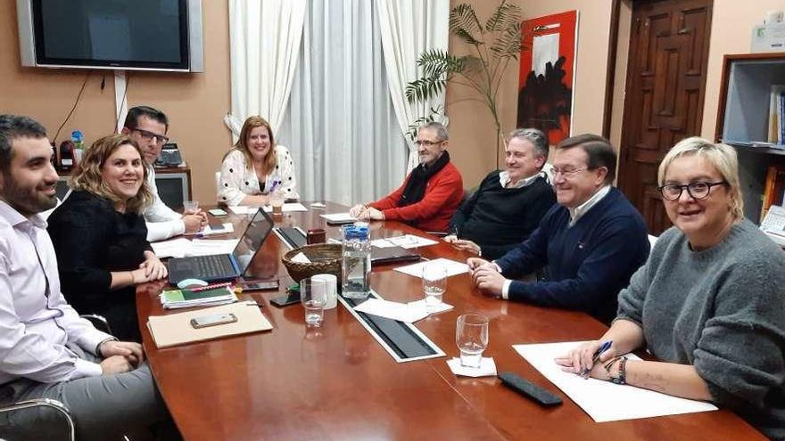 El encuentro de representantes del gobierno local y del PSOE con los dos ediles del PP, María Antonia García y Rafael Alonso.