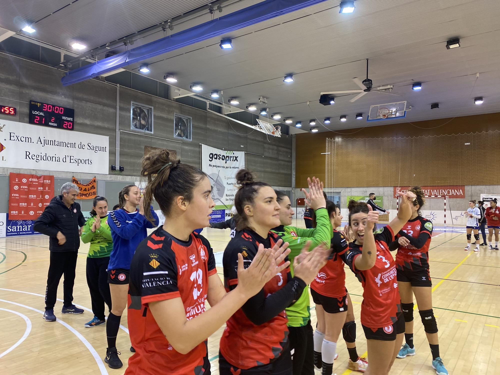 Las jugadoras del equipo de Sagunto agradeciendo el apoyo de la afición.