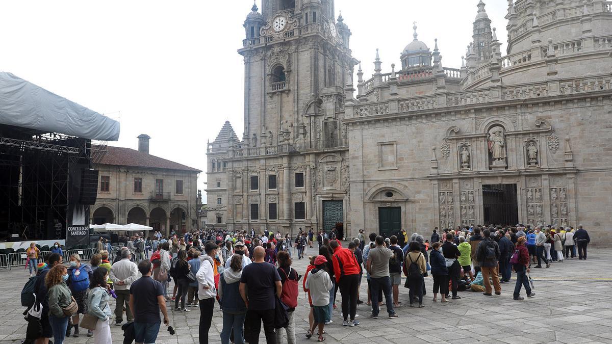 Turistas y peregrinos ante la Puerta Santa en Santiago de Compostela