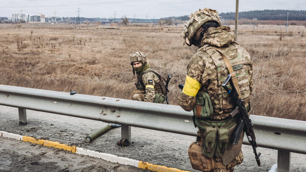 Soldats ucraïnesos en una carretera propera a Irpin