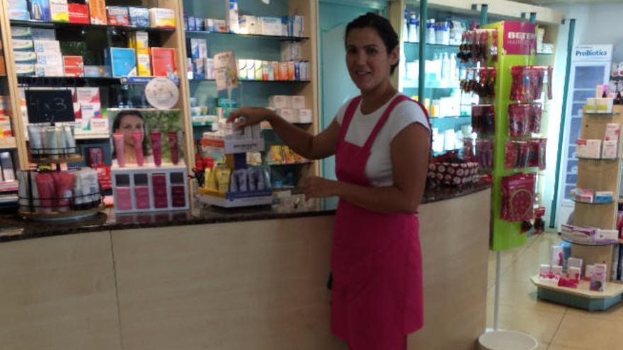 Inmaculada Martín, ayer, en la farmacia de Costa Teguise donde trabaja.