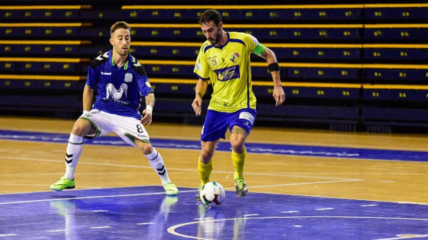 Julio Delgado (d), ante el internacional Mario Rivillos (Inter).