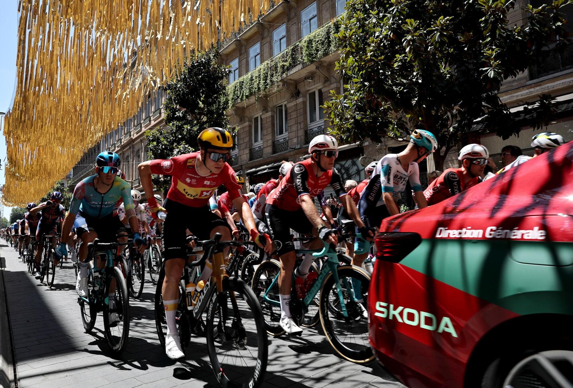 Toulouse (France), 16/07/2025.- The peleton in action shortly after the start of the 11th stage of the Tour de France cycling race over 156.8km around Toulouse, France, 16 July 2025. (Ciclismo, Francia) EFE/EPA/CHRISTOPHE PETIT TESSON