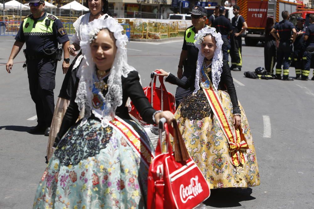 La mascletà de la pirotecnia valenciana Fuegos Artificiales del Mediterráneo hace retumbar la emblemática plaza con un disparo compacto con un potente final terrestre y aéreo