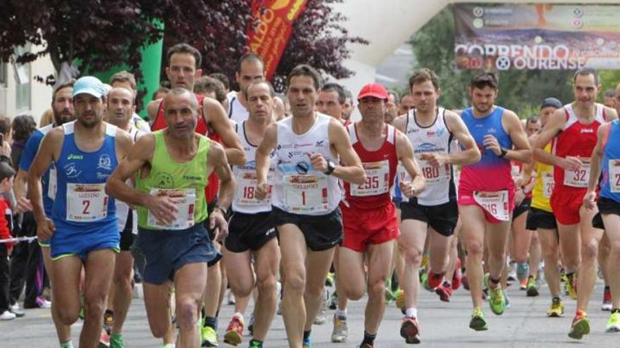 Un momento de la salida de los partipantes de la primera carrera en O Vinteún. // Jesús Regal